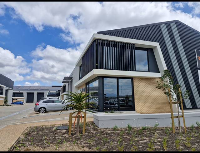 654M² WAREHOUSE TO LET IN STIKLAND INDUSTRIAL